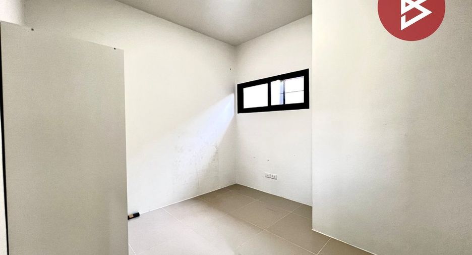 For sale 2 ベッドルーム townhouse in Phan Thong, Chonburi