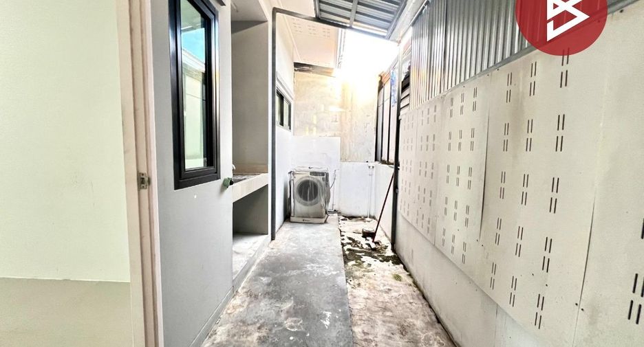 For sale 2 ベッドルーム townhouse in Phan Thong, Chonburi