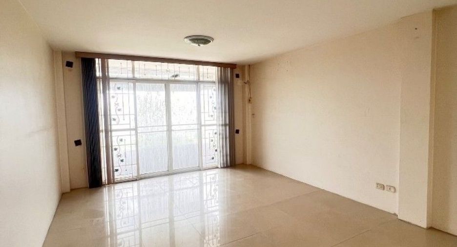 For sale 3 bedrooms retail Space in Bang Bon, Bangkok