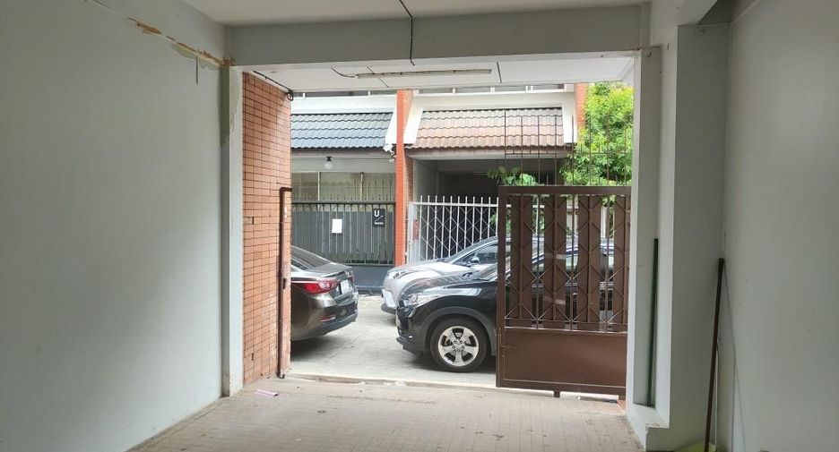 出租 4 卧室 联排别墅 在 Khlong Toei, 曼谷