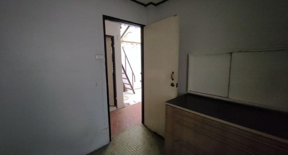 出租 4 卧室 联排别墅 在 Khlong Toei, 曼谷