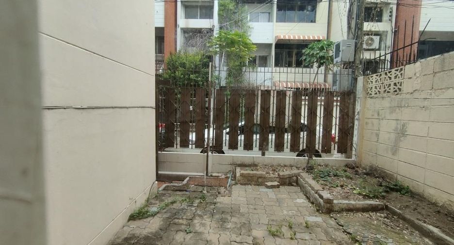 出租 4 卧室 联排别墅 在 Khlong Toei, 曼谷