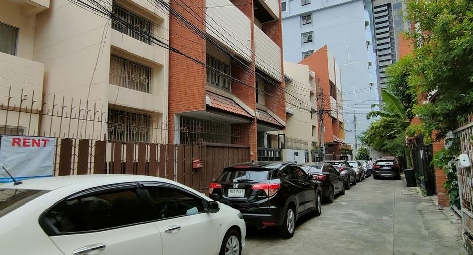 出租 4 卧室 联排别墅 在 Khlong Toei, 曼谷