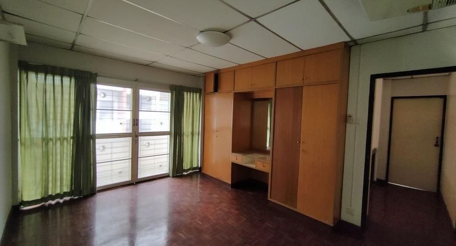 出租 4 卧室 联排别墅 在 Khlong Toei, 曼谷