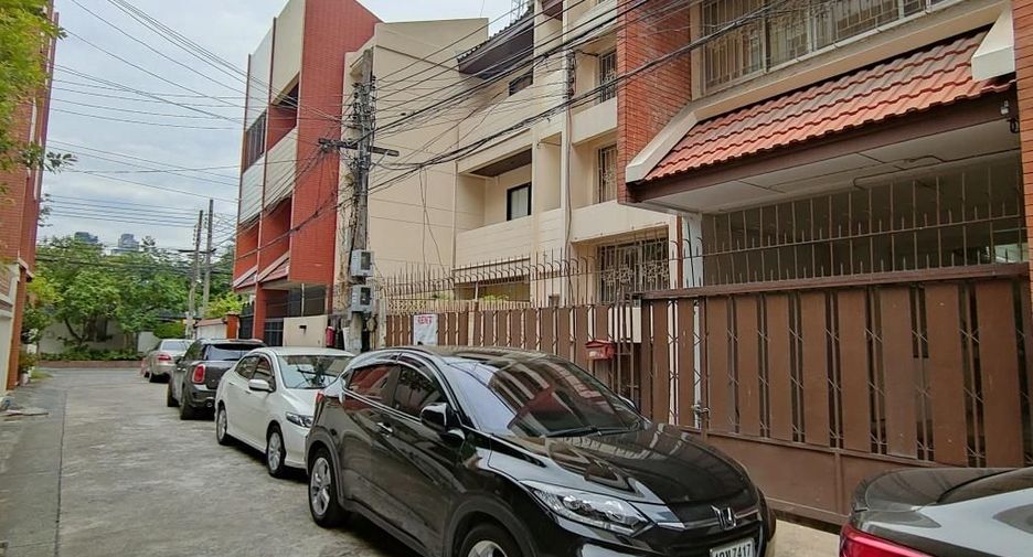出租 4 卧室 联排别墅 在 Khlong Toei, 曼谷