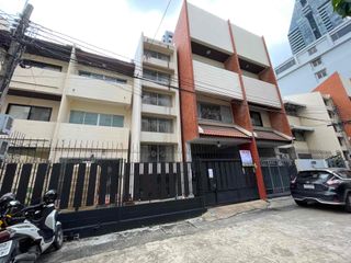 For rent 4 bedrooms townhouse in Khlong Toei, Bangkok