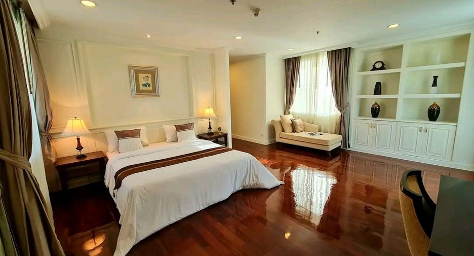 For rent 4 bedrooms condo in Watthana, Bangkok