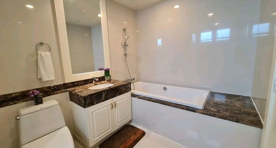 For rent 4 bedrooms condo in Watthana, Bangkok