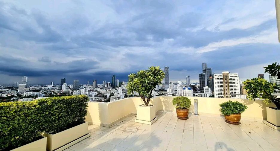 For rent 4 bedrooms condo in Watthana, Bangkok
