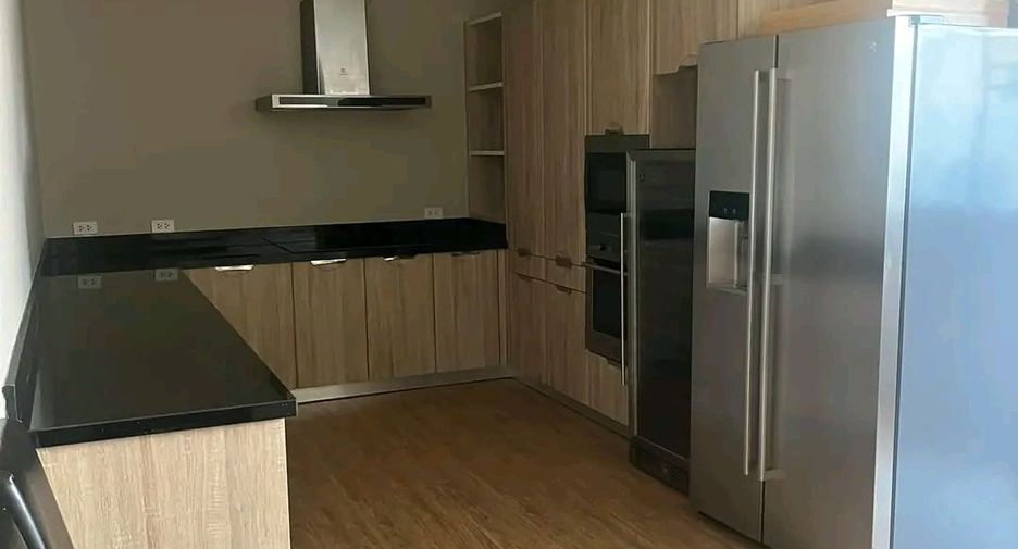 For rent 4 bedrooms office in Watthana, Bangkok