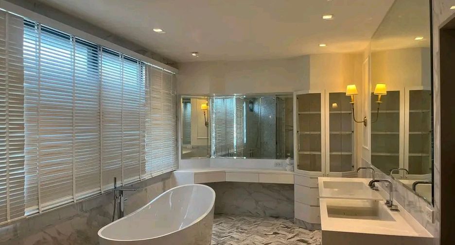 For rent 4 bedrooms office in Watthana, Bangkok