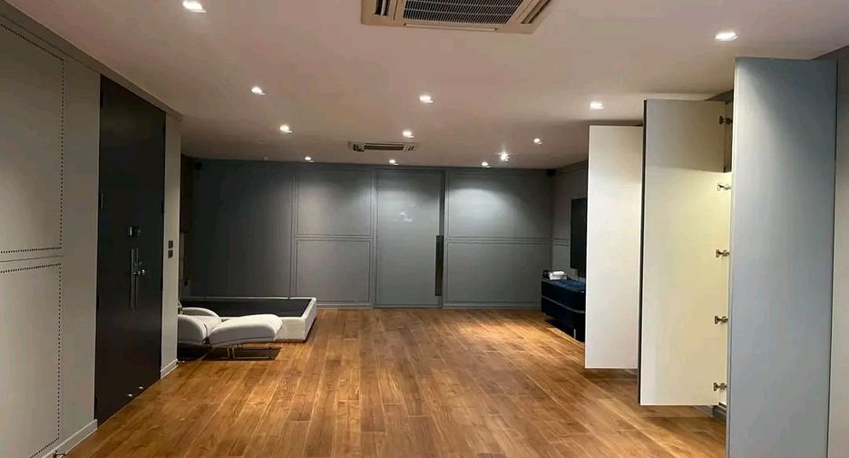 For rent 4 bedrooms office in Watthana, Bangkok