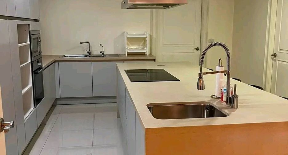 For rent 4 bedrooms office in Watthana, Bangkok