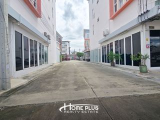 Local comercial en venta de 8 habitaciones en Khlong Sam Wa, Bangkok