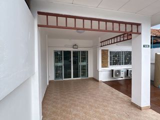 À vendre 2 chambres maison de ville à Bang Lamung, Chonburi