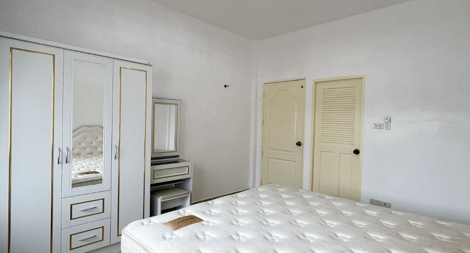 À vendre 2 chambres maison de ville à Bang Lamung, Chonburi