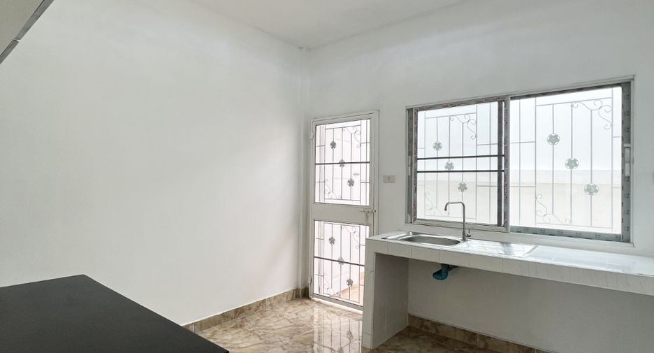 À vendre 2 chambres maison de ville à Bang Lamung, Chonburi