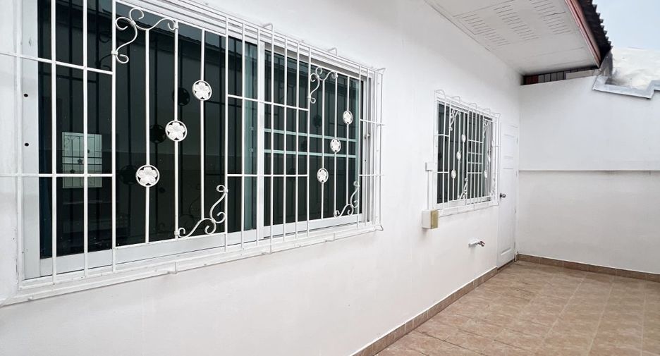 À vendre 2 chambres maison de ville à Bang Lamung, Chonburi