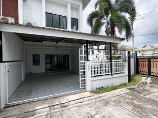 À vendre 2 chambres maison de ville à Bang Lamung, Chonburi
