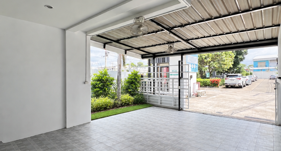 À vendre 2 chambres maison de ville à Bang Lamung, Chonburi