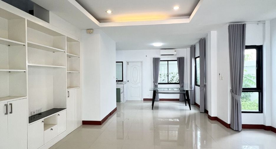 À vendre 2 chambres maison de ville à Bang Lamung, Chonburi