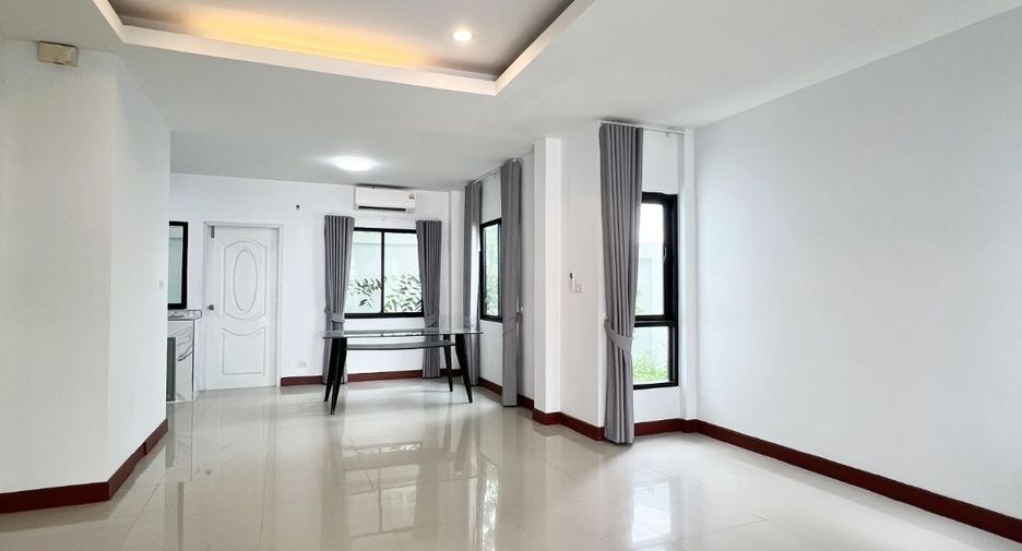 À vendre 2 chambres maison de ville à Bang Lamung, Chonburi