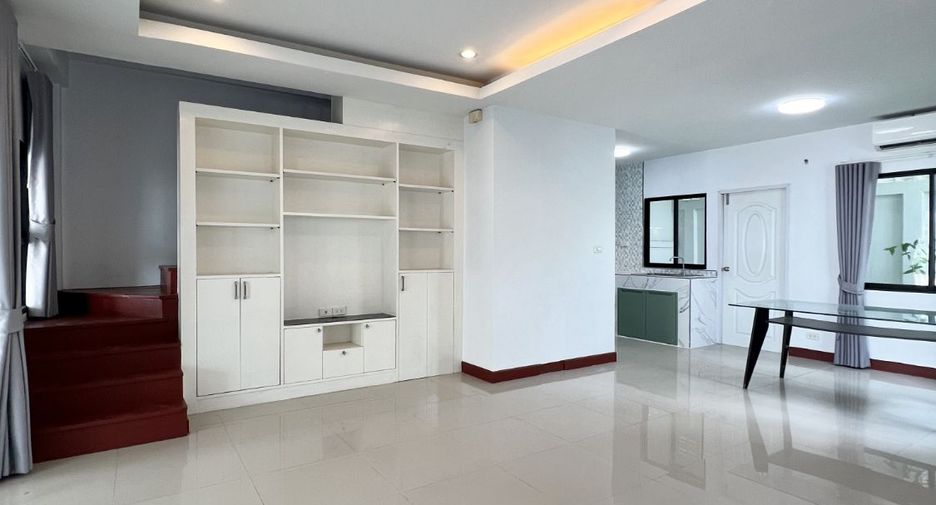 À vendre 2 chambres maison de ville à Bang Lamung, Chonburi