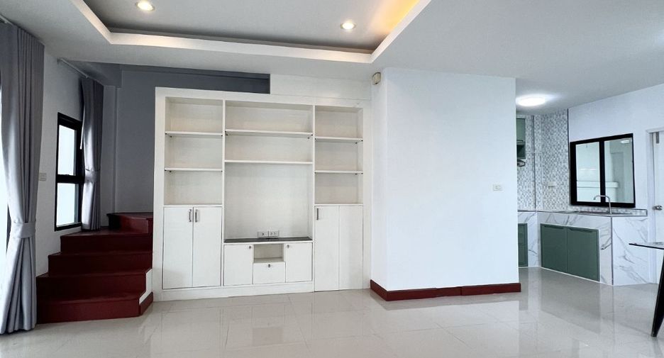 À vendre 2 chambres maison de ville à Bang Lamung, Chonburi