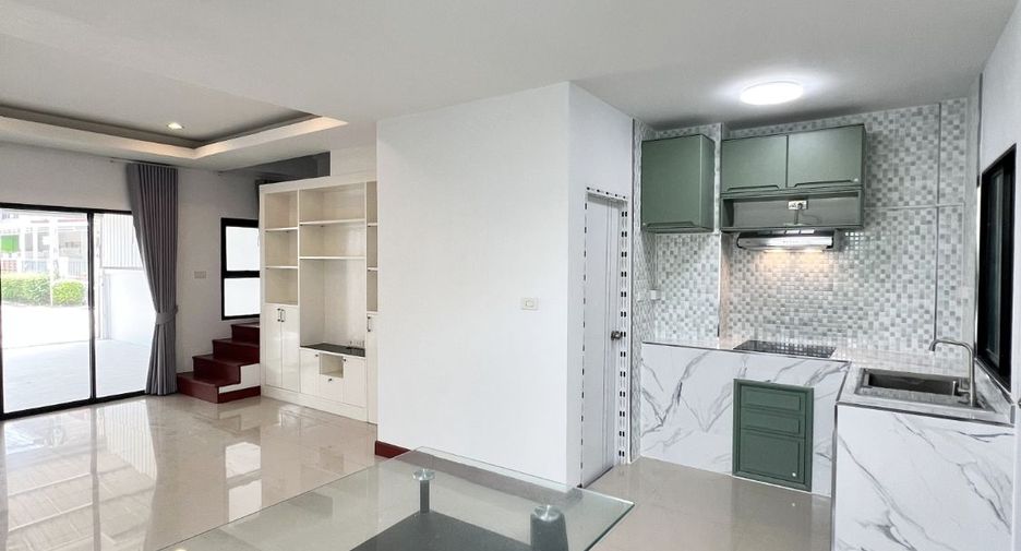À vendre 2 chambres maison de ville à Bang Lamung, Chonburi