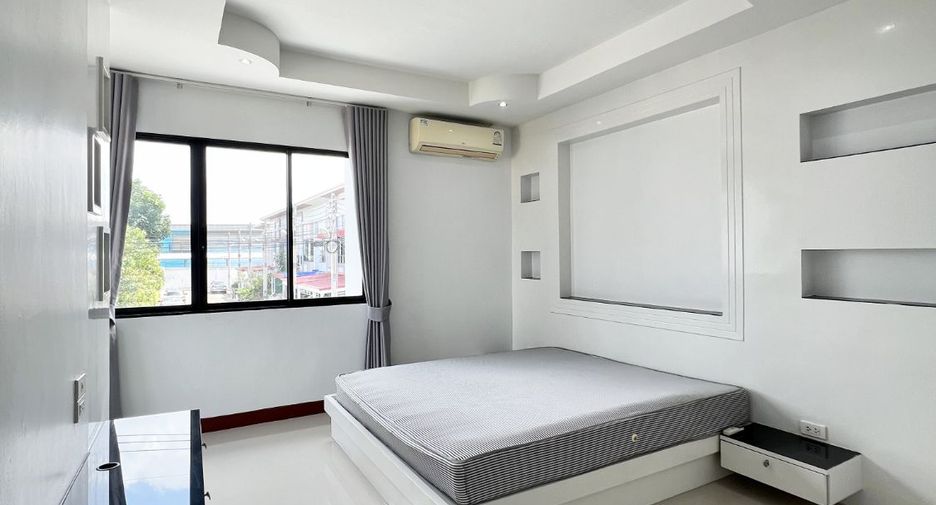 À vendre 2 chambres maison de ville à Bang Lamung, Chonburi