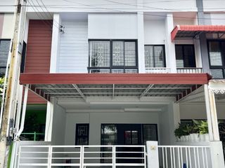 À vendre 3 chambres maison de ville à Bang Lamung, Chonburi