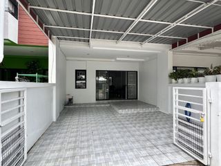 À vendre 3 chambres maison de ville à Bang Lamung, Chonburi