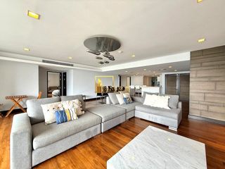 For rent 3 bedrooms condo in Pathum Wan, Bangkok