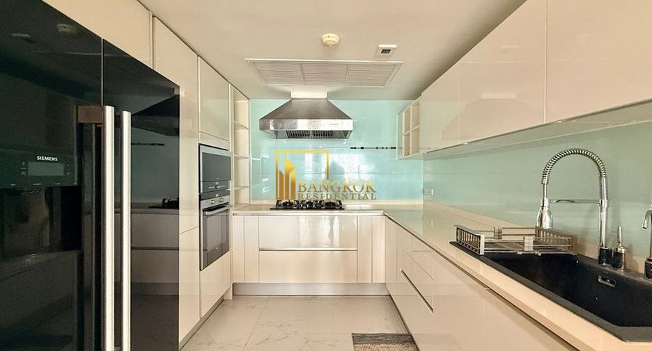For rent 3 bedrooms condo in Pathum Wan, Bangkok
