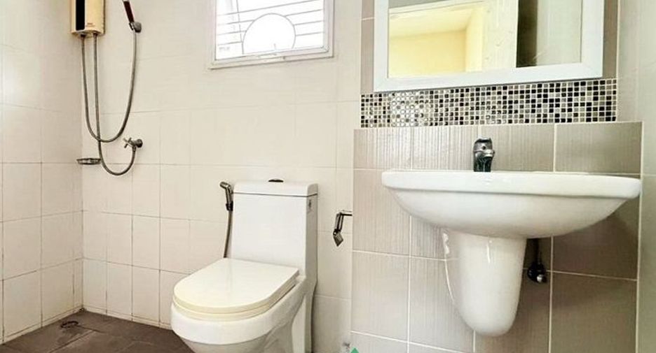 For sale 3 bedrooms townhouse in Don Mueang, Bangkok