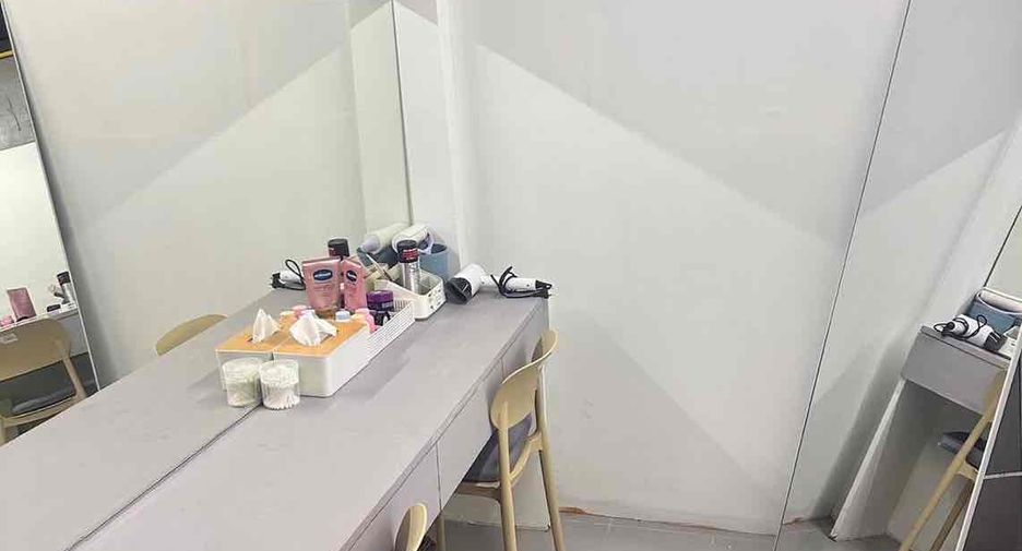 For sale and for rent 8 bedrooms retail Space in Watthana, Bangkok