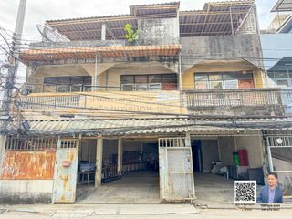 For sale 3 bedrooms retail Space in Watthana, Bangkok