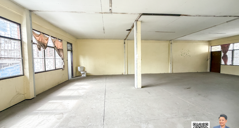 For sale 3 bedrooms retail Space in Watthana, Bangkok