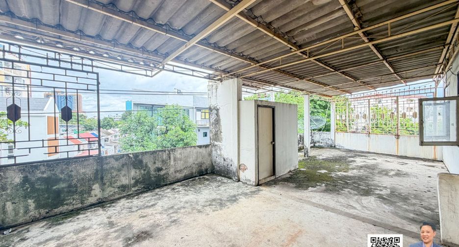 For sale 3 bedrooms retail Space in Watthana, Bangkok
