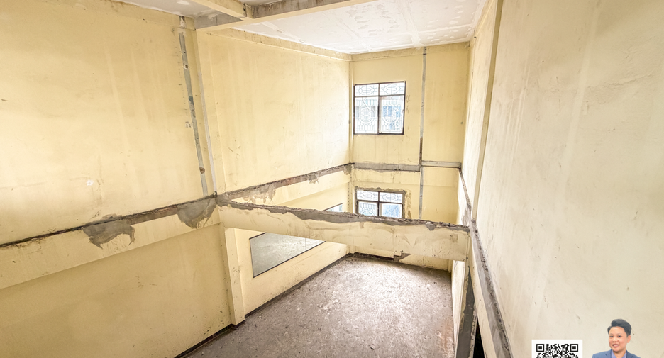 For sale 3 bedrooms retail Space in Watthana, Bangkok