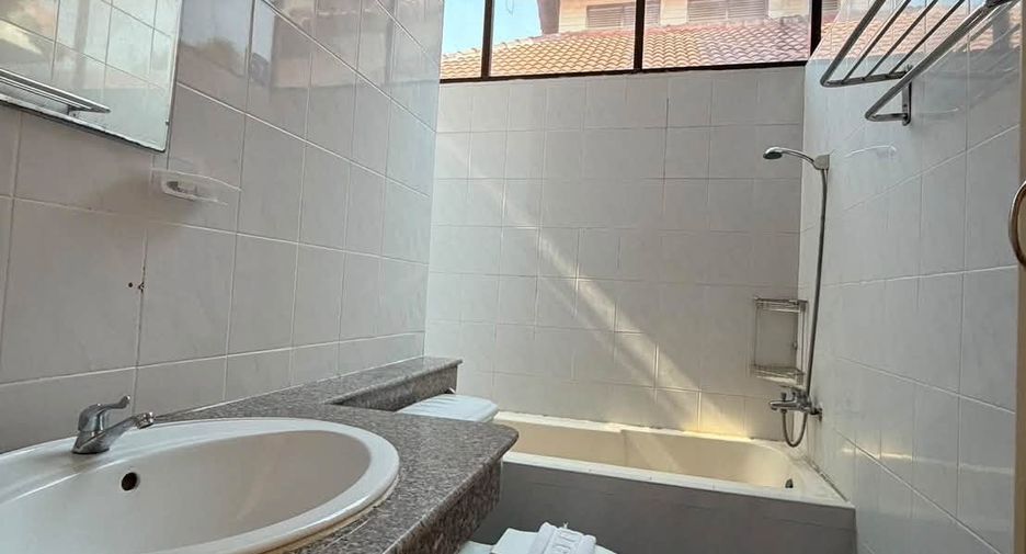 For rent 4 bedrooms townhouse in Jomtien, Pattaya