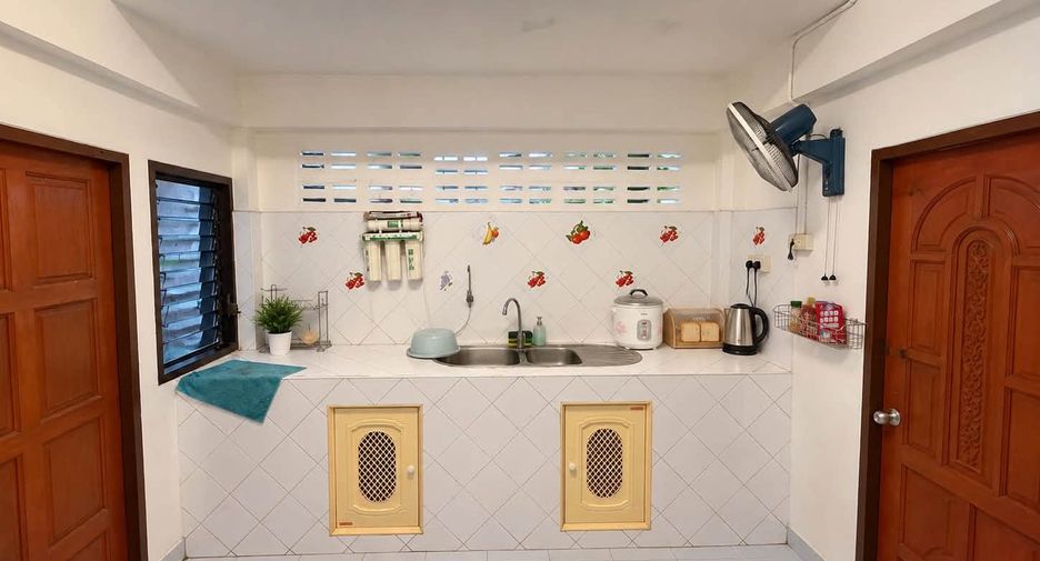 For rent 4 bedrooms townhouse in Jomtien, Pattaya
