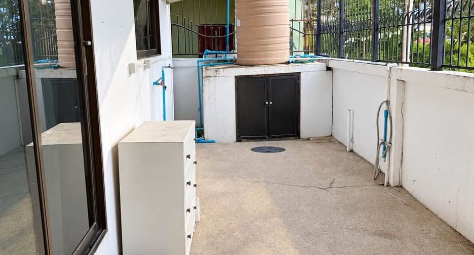 For rent 4 bedrooms townhouse in Jomtien, Pattaya