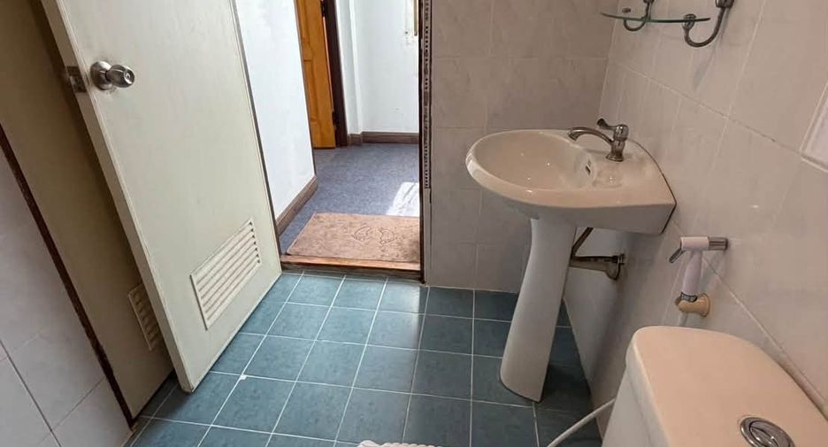 For rent 4 bedrooms townhouse in Jomtien, Pattaya