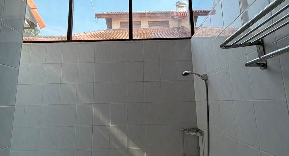 For rent 4 bedrooms townhouse in Jomtien, Pattaya