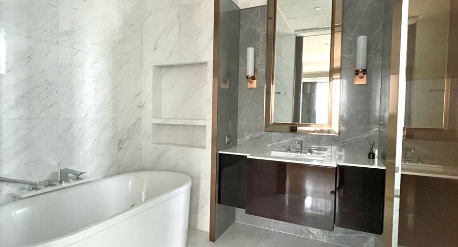 For rent 2 bedrooms condo in Pathum Wan, Bangkok