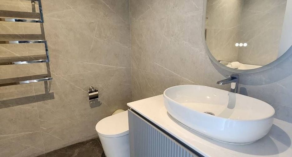 For rent 3 bedrooms condo in Pathum Wan, Bangkok