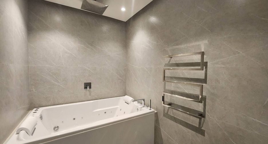 For rent 3 bedrooms condo in Pathum Wan, Bangkok