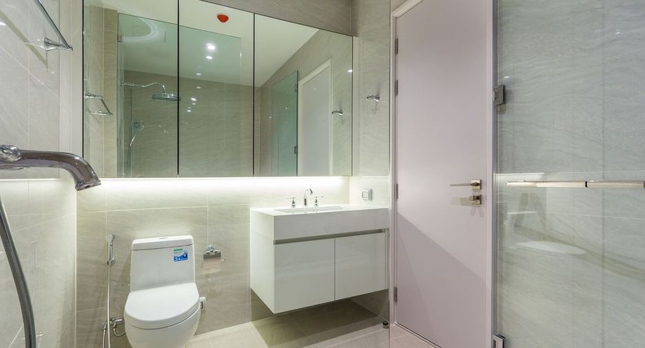 For rent 2 bedrooms condo in Pathum Wan, Bangkok