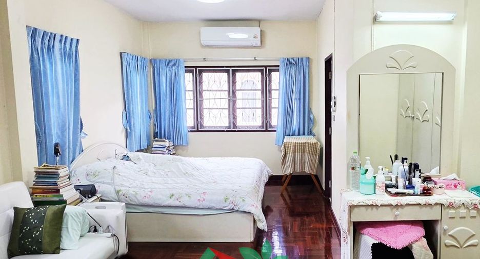 For sale 3 bedrooms house in Taling Chan, Bangkok